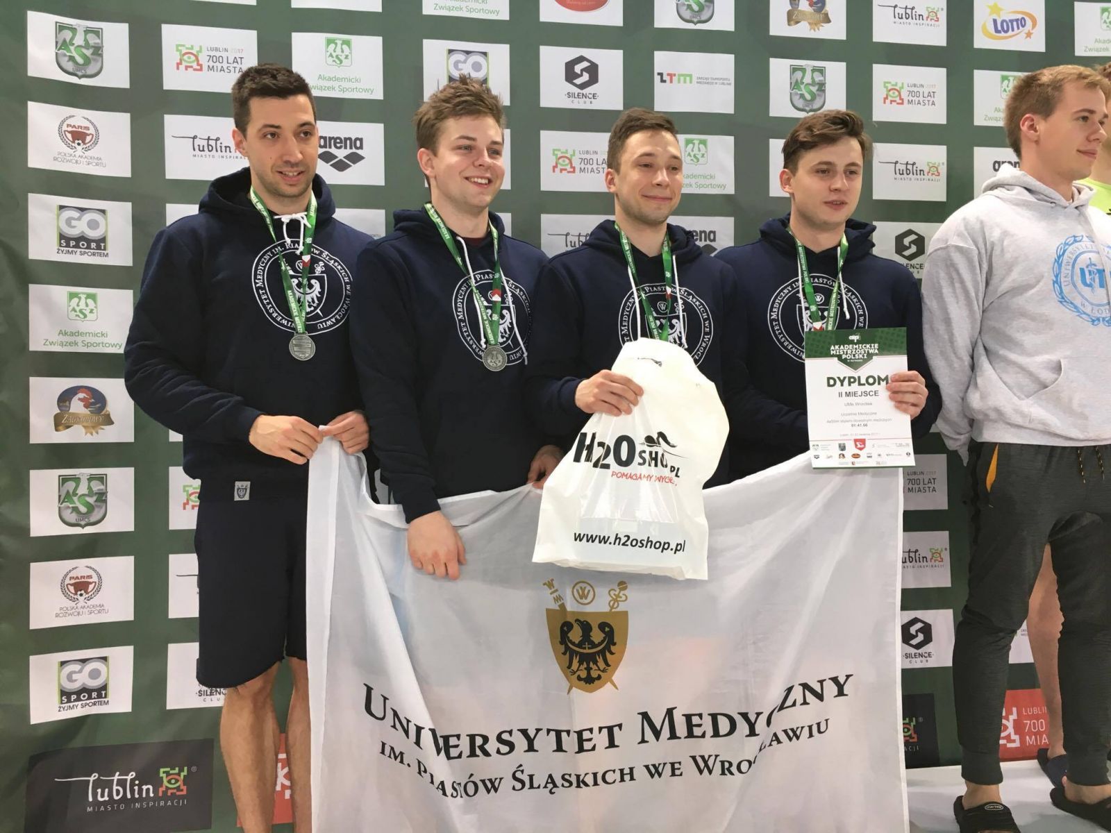 na podium