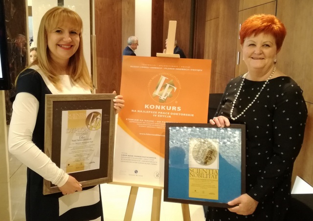 laureatka i dziekan z dyplomami
