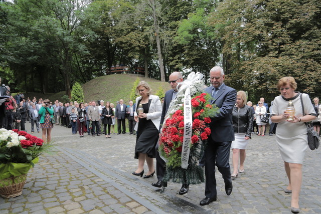 delegacja składa kwiaty