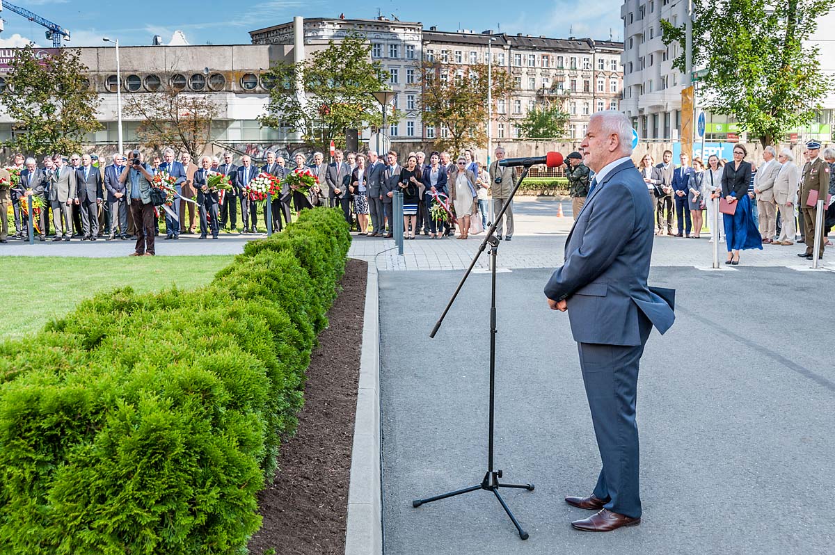 Przemawiający rektor UMEDu