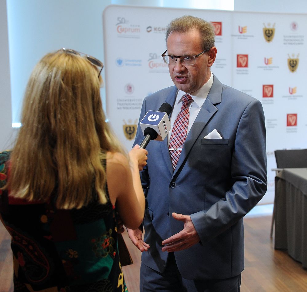 Rektor Szepietowski udziela wywiadu telewizyjnego