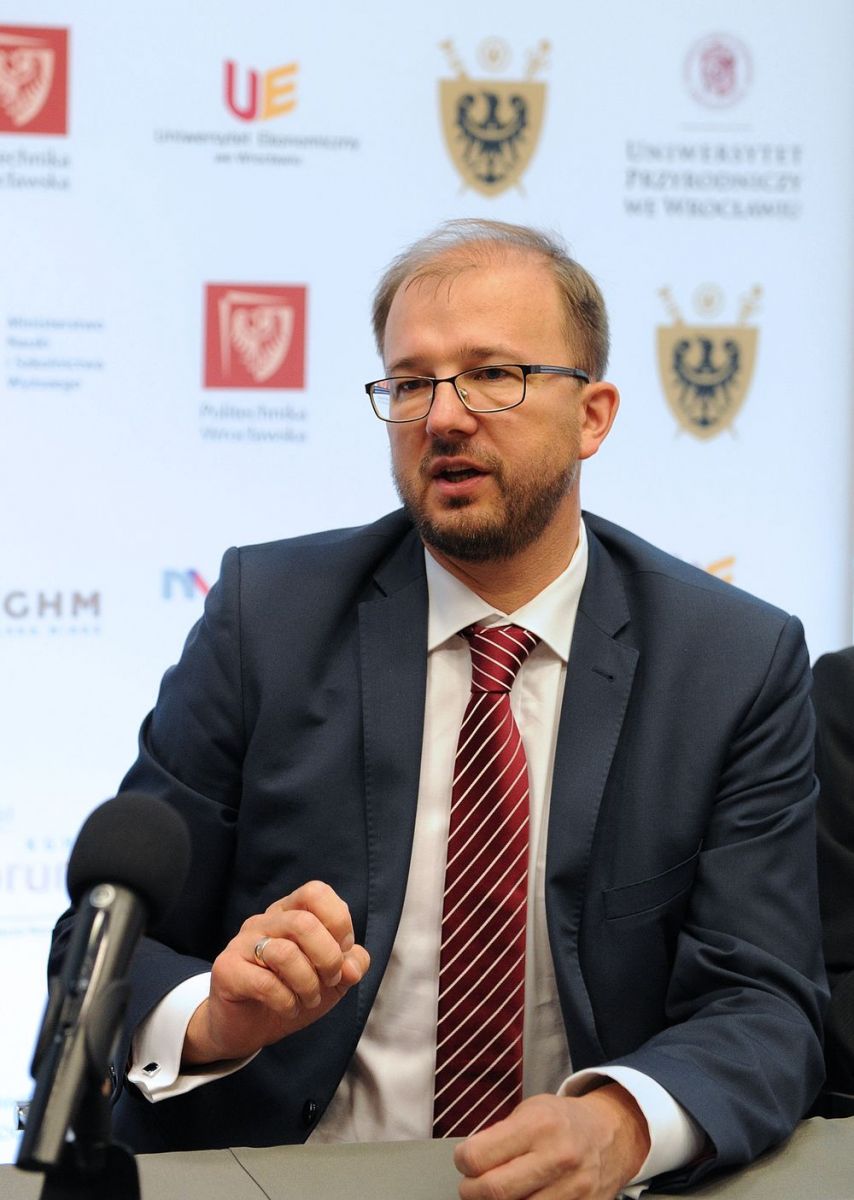 Piotr Dardziński podczas konferencji prasowej na temat doktoratów wdrożeniowych