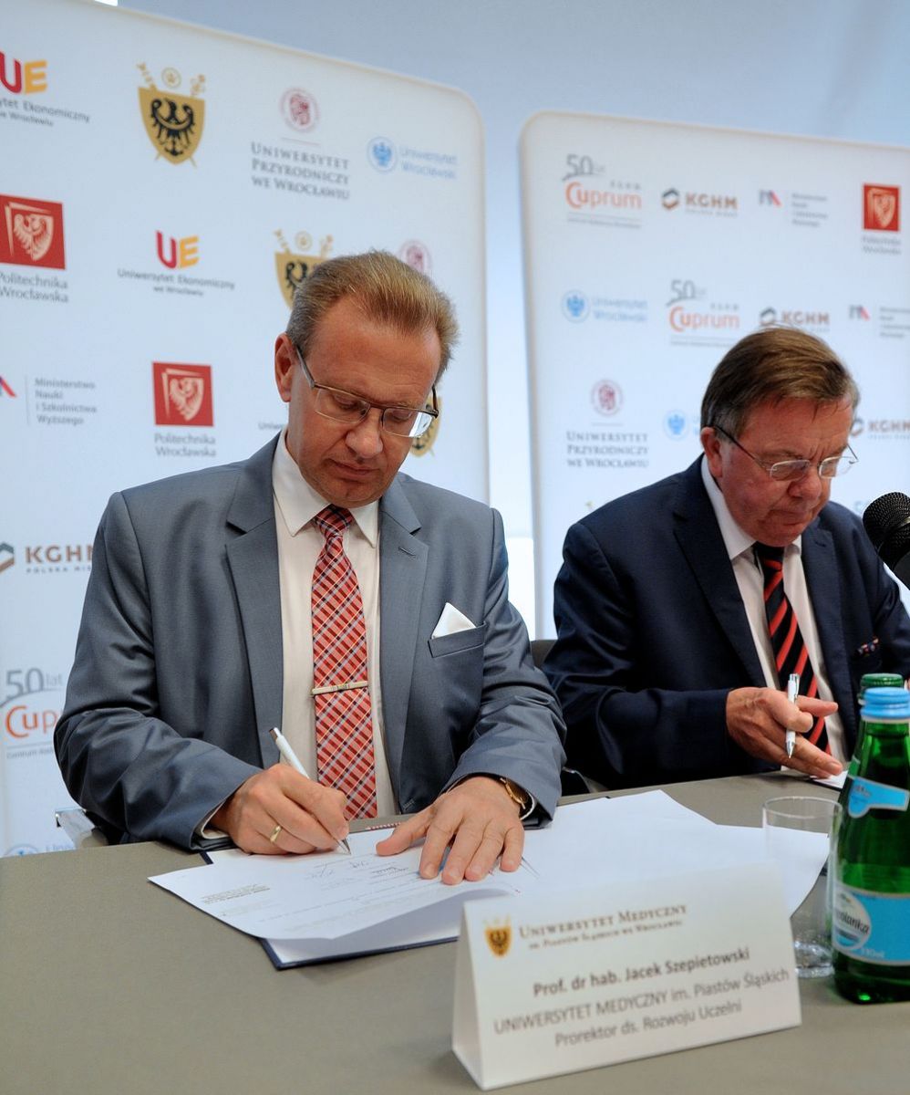 Rektor Jacek Szepietowski podpisuje umowę z KGHM