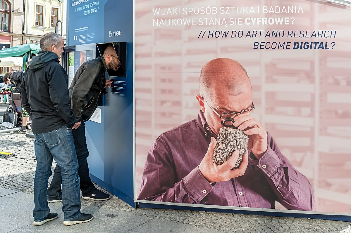 Widzowie oglądający wystawę studia medyczne