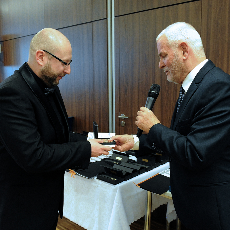 Rektor wręcza dyrektorowi SPSK1 medal