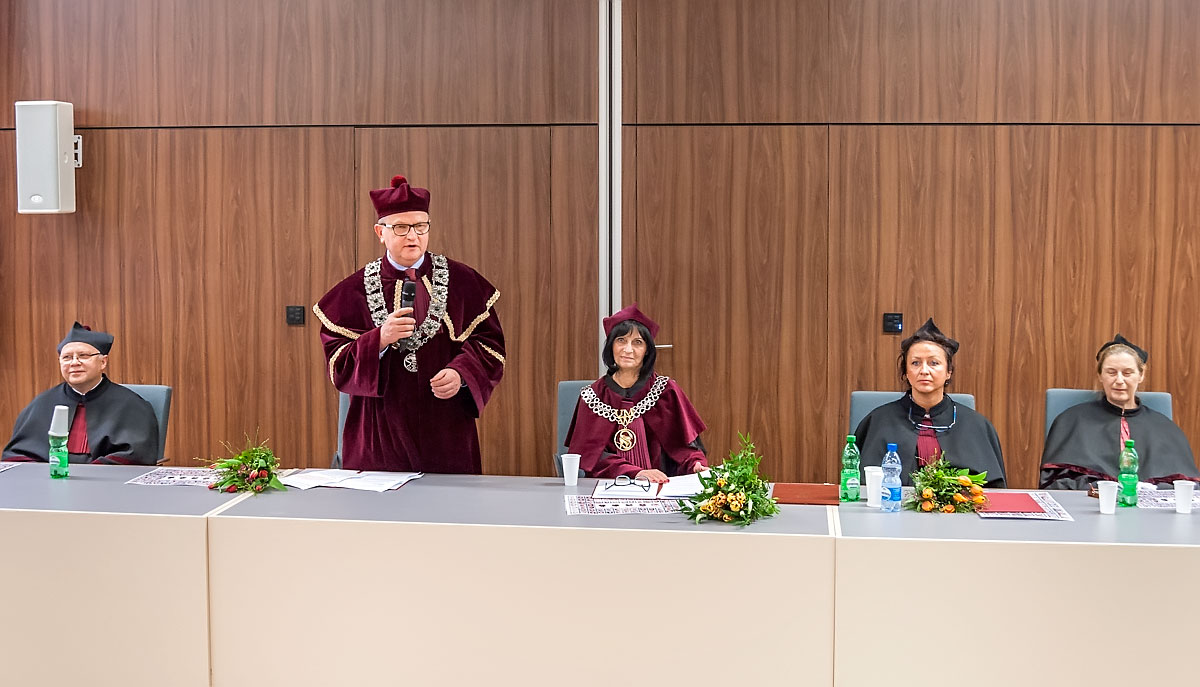 Władze uczelni na absowlentówce WLS