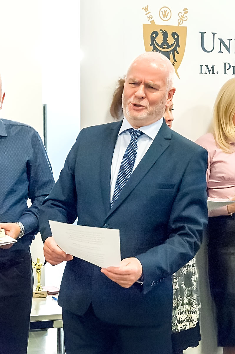 rektor śpiewa kolędę