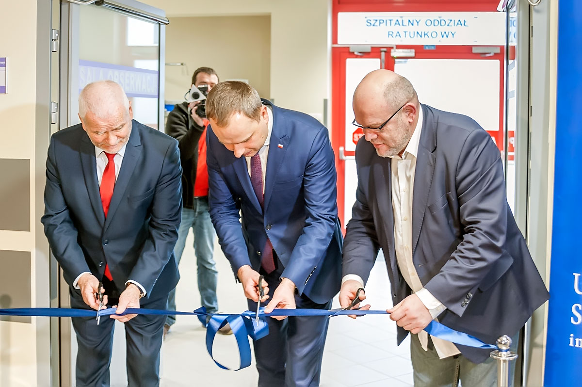Rektor, dyrektor i wojewoda przecinają wstęgę