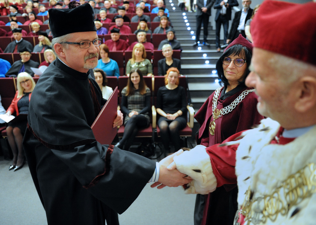 Dr hab. Edward Kijek odbiera gratulacje