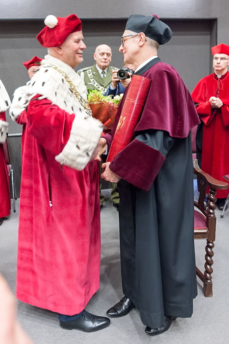 Rektor gratuluje doktorowi hc
