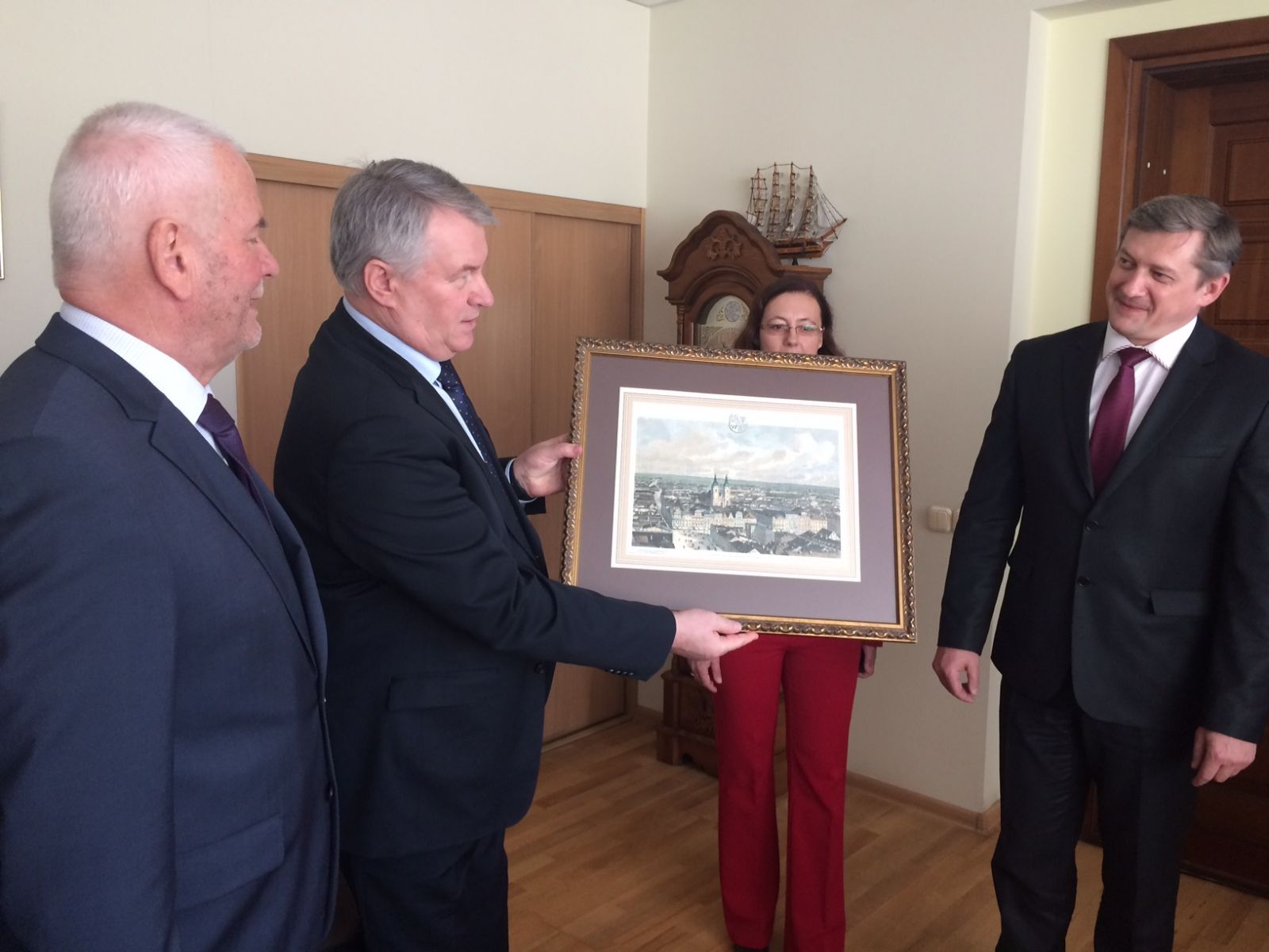 Rektor z ryciną prezentującą Wrocław