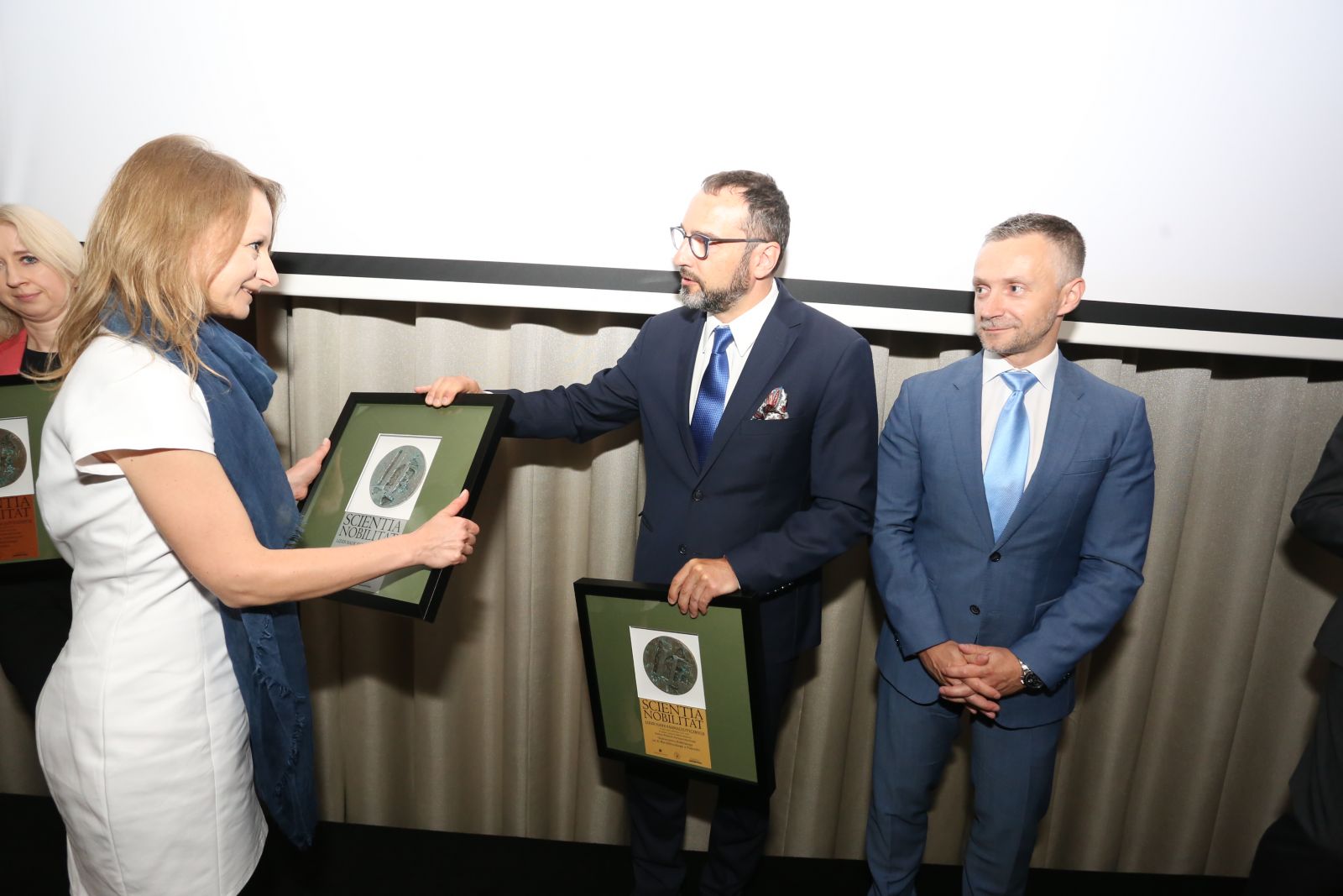 Dr Kida odbiera nagrodę Lider Nauk Farmaceutycznych