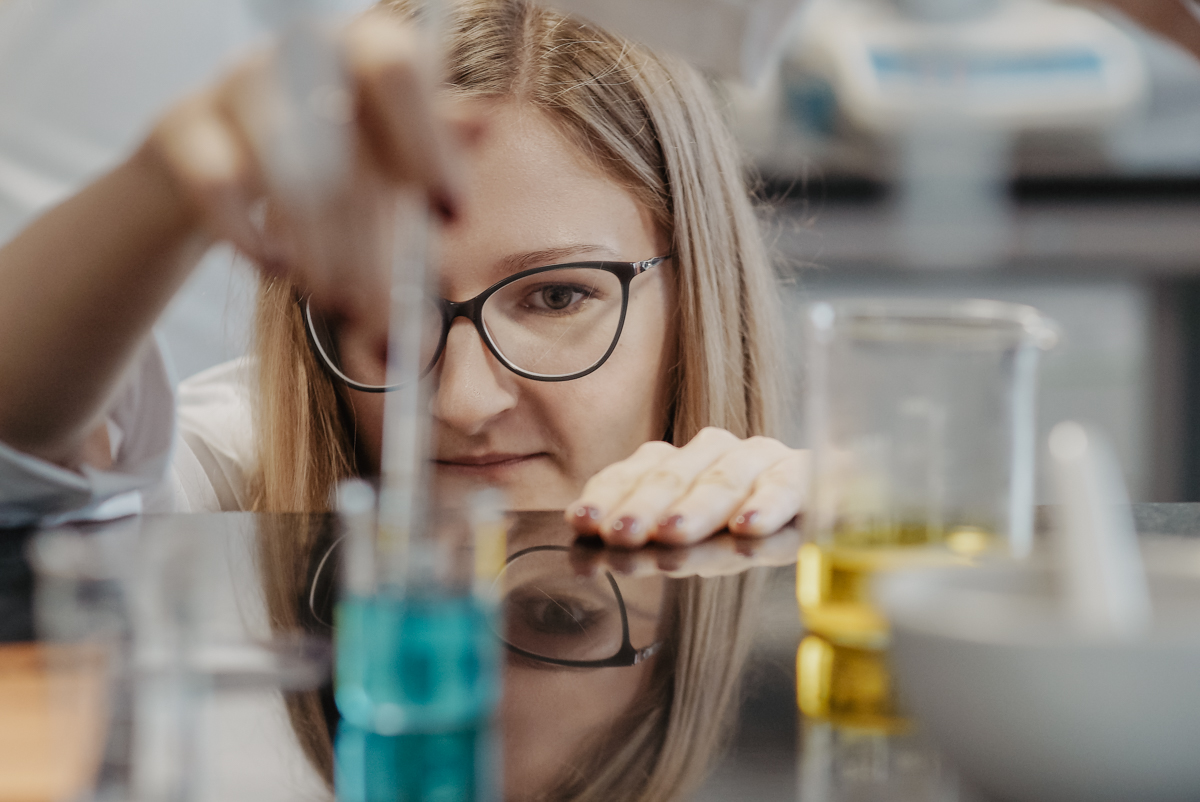 Studentka w laboratorium- zdjęcie poglądowe