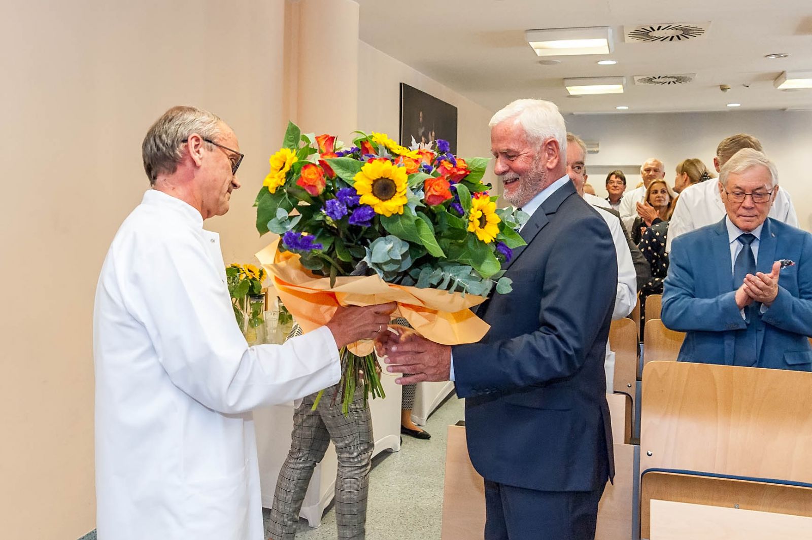 Prof. Piotr Ponikowski wręcza kwiaty prof. M.Ziętkowi
