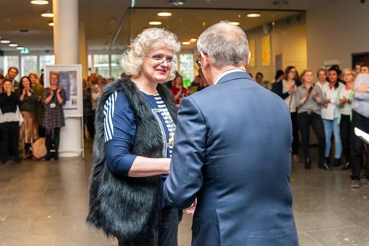 Renata Bednarz odbiera nagrodę