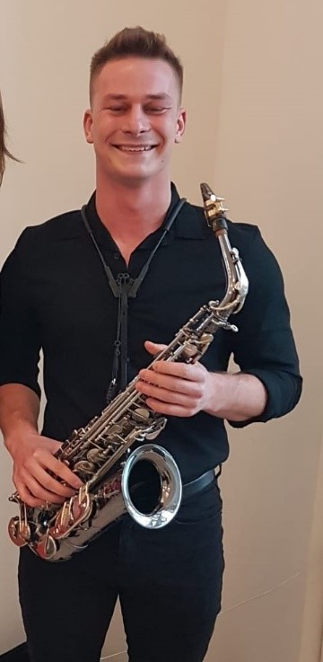 muzyk saksofon