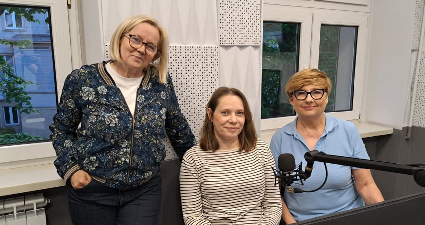 Trzy osoby na zdjęciu, od lewej: redaktor - Elżbieta Osowicz, prof. Małgorzata Sobieszczańska, geriatra, kierownik Katedry i Kliniki Geriatrii i Chorób Wewnętrznych Uniwersyteckiego Szpitala Klinicznego we Wrocławiu, Patrycja Karpicz, dyrektor Miejskiego Centrum Usług Socjalnych we Wrocławiu.
