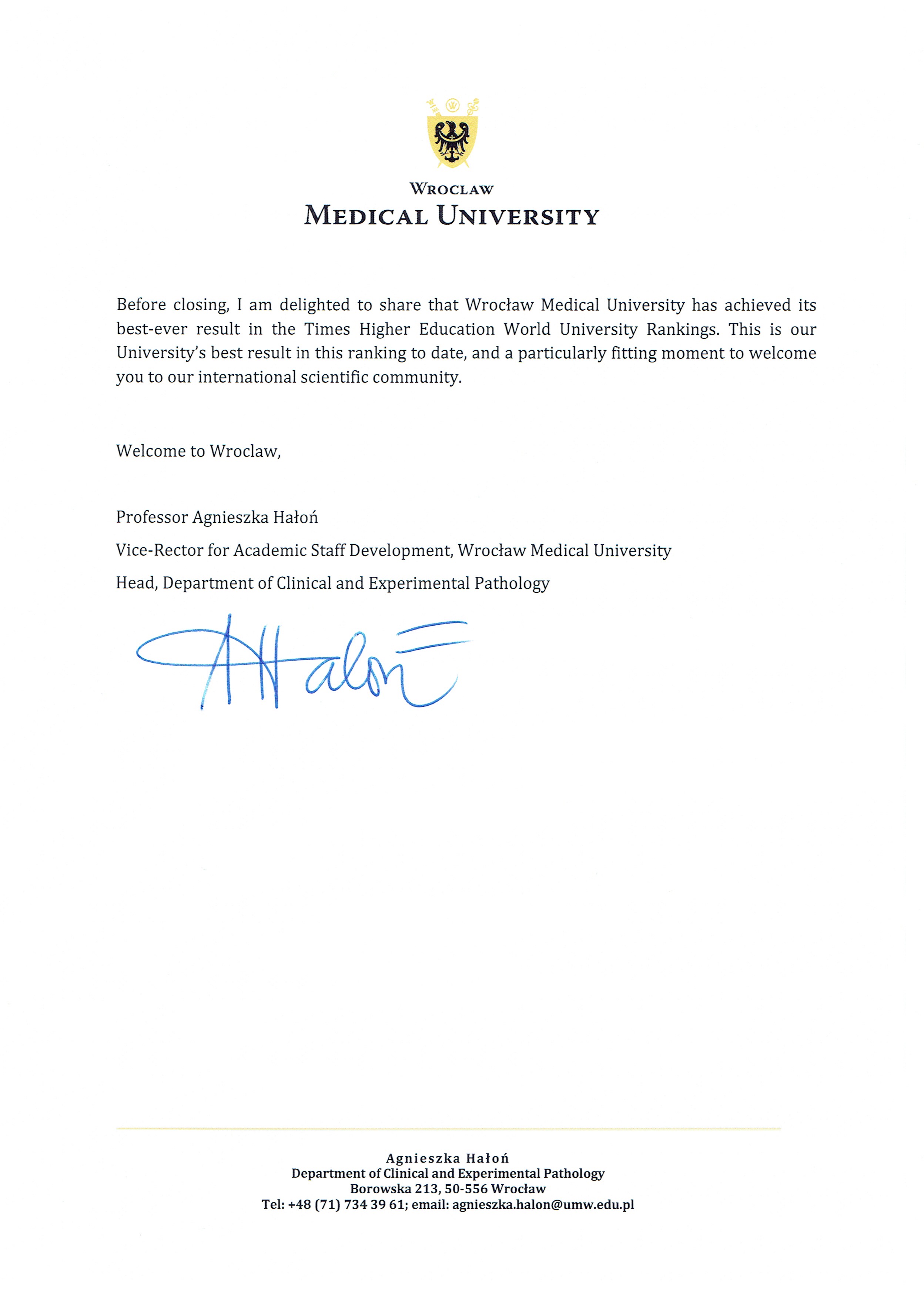 Druga strona listu powitalnego prof. Agnieszki Hałoń, zawierająca informację o osiągnięciu Uniwersytetu Medycznego we Wrocławiu w rankingu Times Higher Education oraz podpis Pani Profesor.