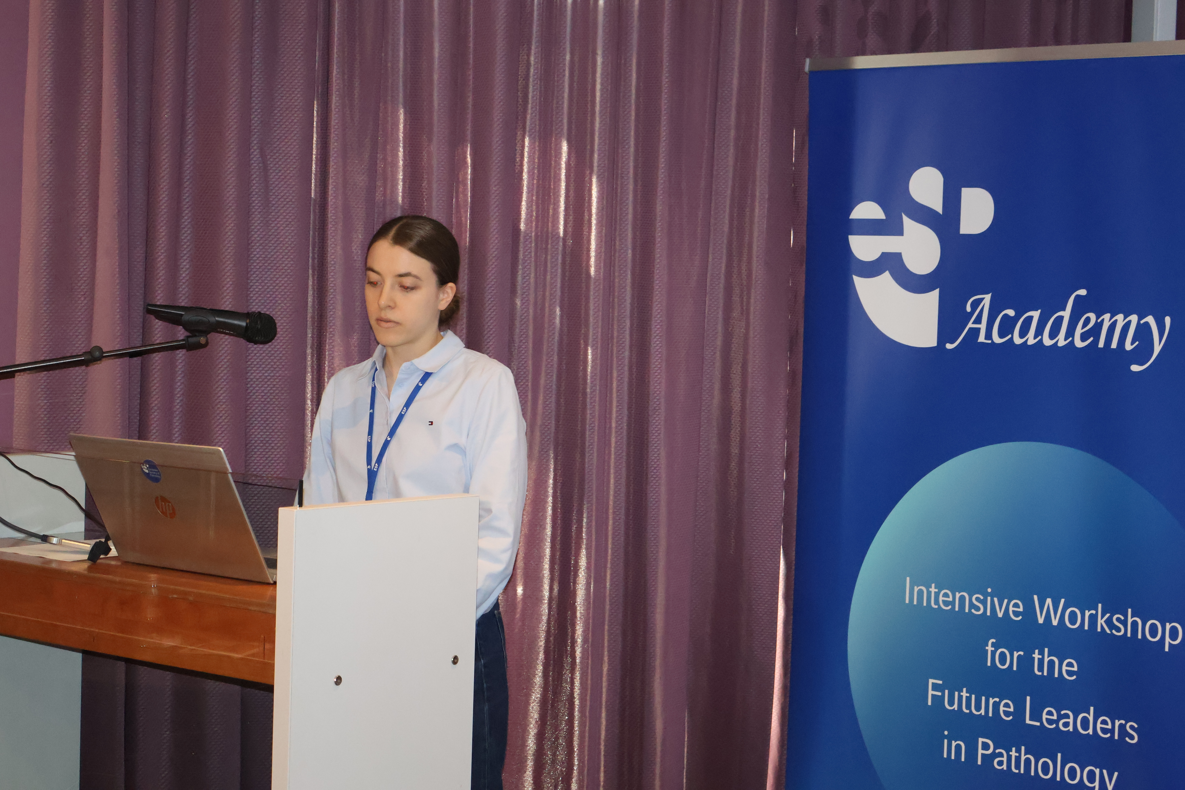 Karolina Mazurec podczas prezentacji projektu badawczego w trakcie ESP Academy 2026