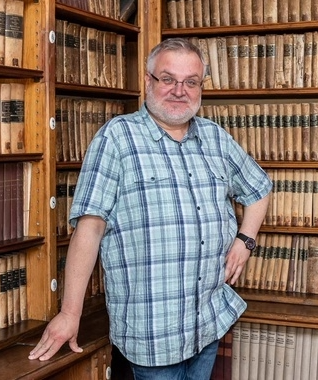 dr Paweł Dąbrowski w bibliotece