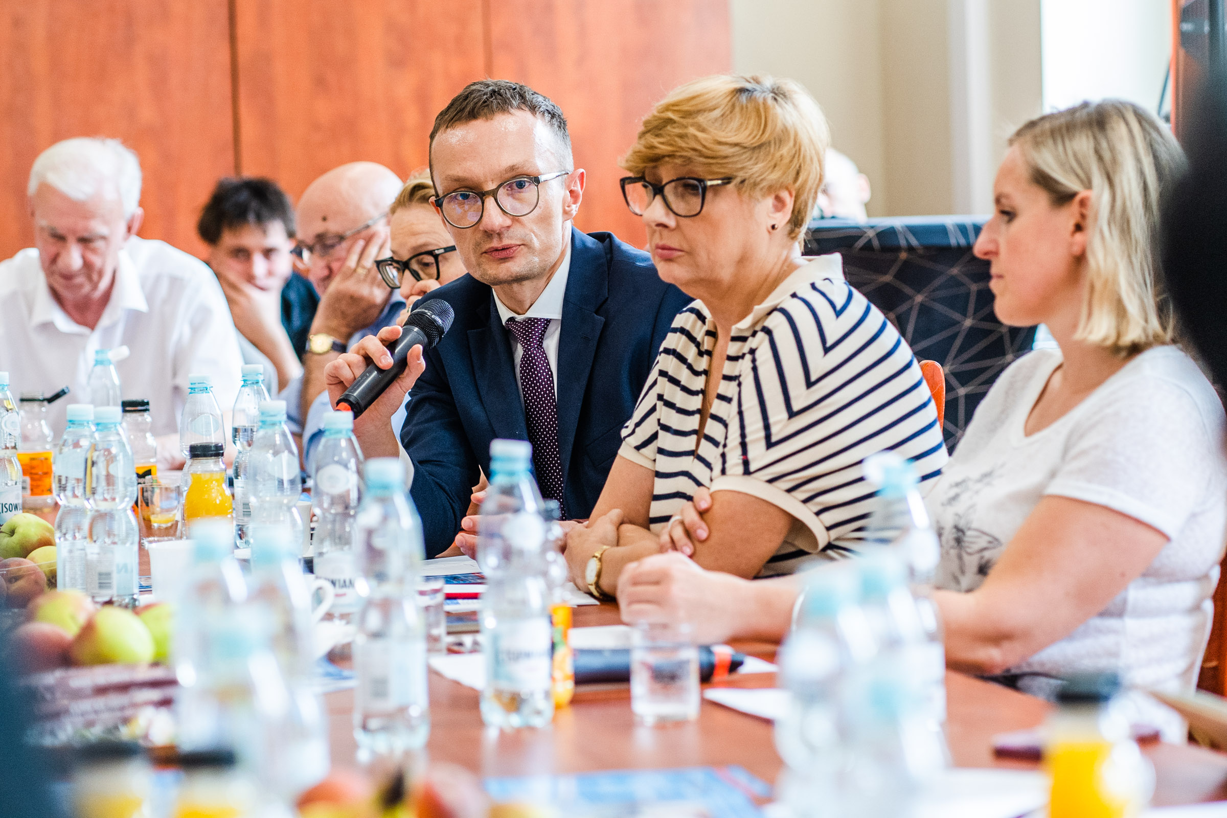 Widok - osoby siedzą przy stole - 7 osób