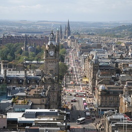 1024px-Princes_Street_(6190398796).jpg