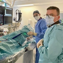 Dr n. med. Krzysztof Nowak i dr n. med. Stanisław Tubek w czasie zabiegu (1).jpeg