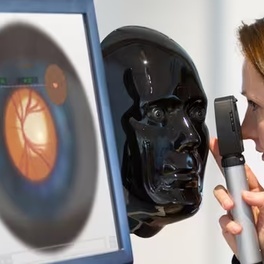 HS_eyesi_direct_ff_201_student_practicing_closeup.80652c85.jpg