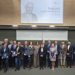 Nagrody i wyróżnienia im prof Brossa 25-01 kwadrat.jpg
