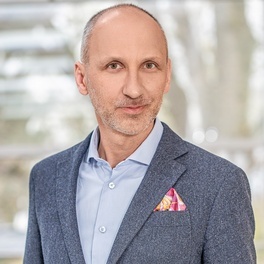 Rafal SciPROFILE 1 — kopia-1 kwadrat.jpg