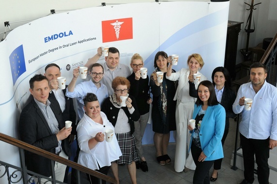 EMDOLA grupa z kubkami.jpg