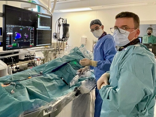 Dr n. med. Krzysztof Nowak i dr n. med. Stanisław Tubek w czasie zabiegu.jpg