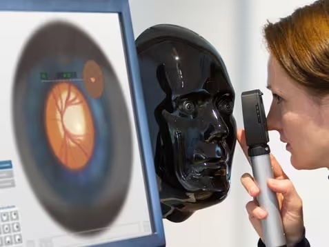 HS_eyesi_direct_ff_201_student_practicing_closeup.80652c85.jpg
