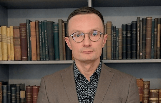 profesor-Misiak-zoomout.png