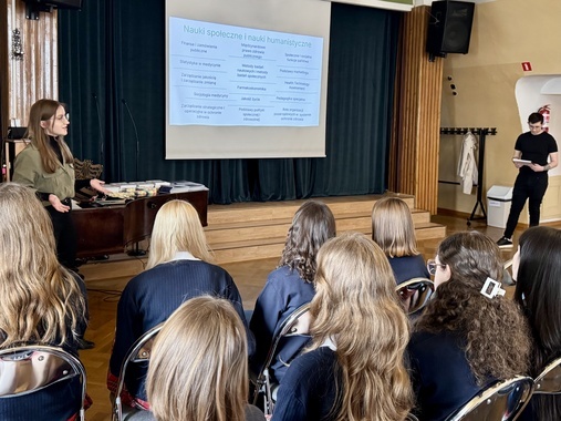 Studenci kierunku Zdrowie Publiczne zapraszali kandydatów na studia.jpg