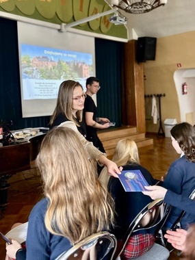 Studenci kierunku Zdrowie Publiczne zapraszali kandydatów na studia.jpg